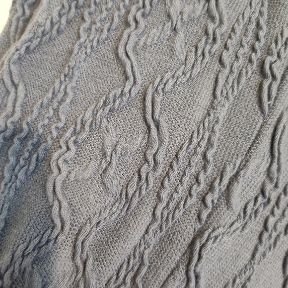 Democracy Olive Textured Knit V-Neck NWOT - Picture 3 of 4